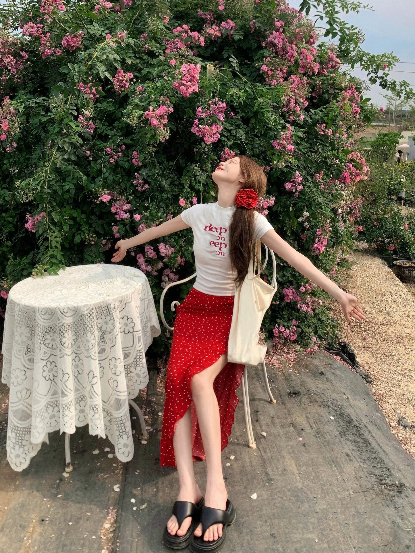 Wear a white short-sleeved T-shirt and floral skirt, a beautiful two-piece suit R0655