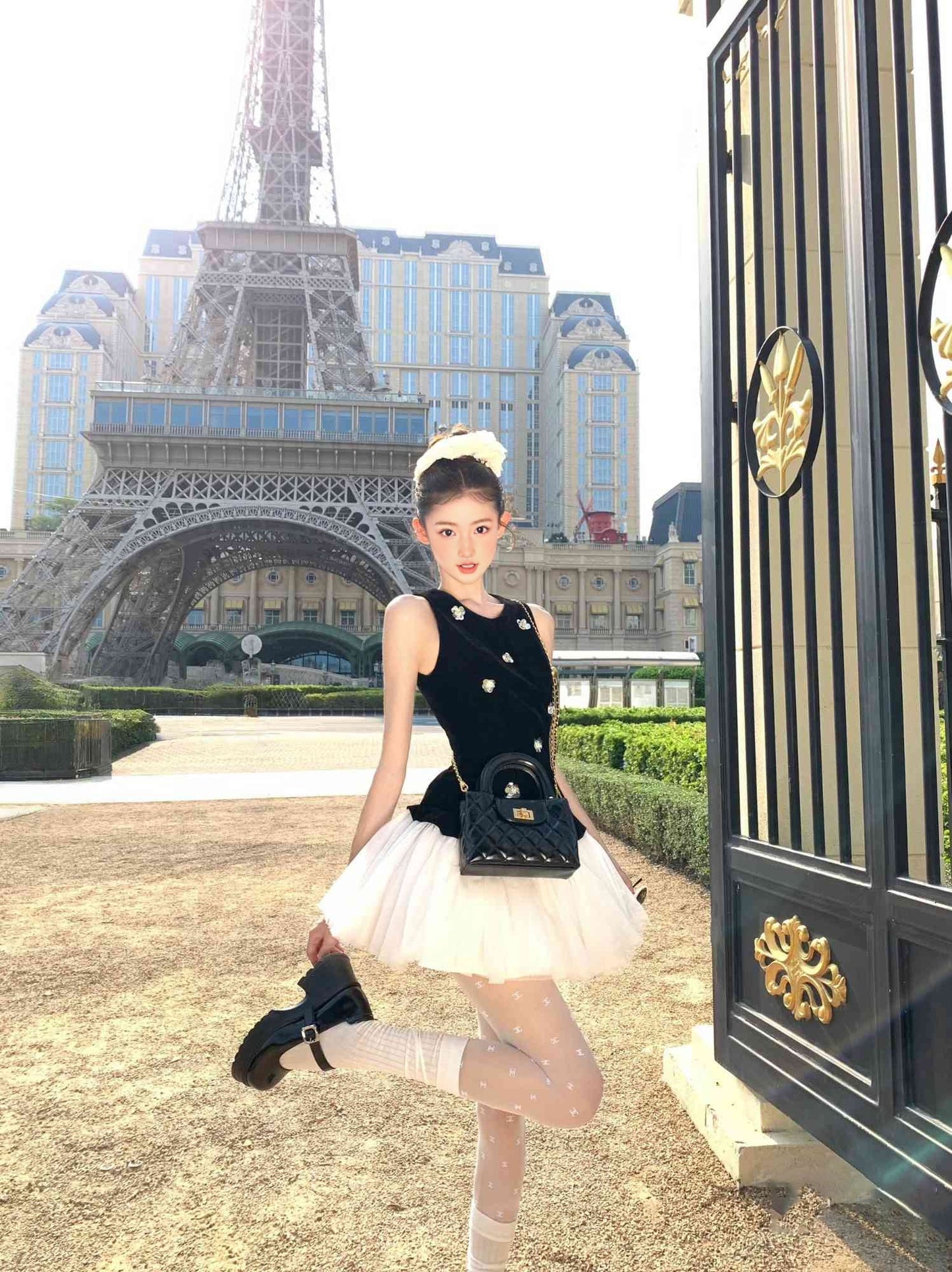 Black sleeveless vest dress with unique temperament and waist A-line puffy skirt R0556