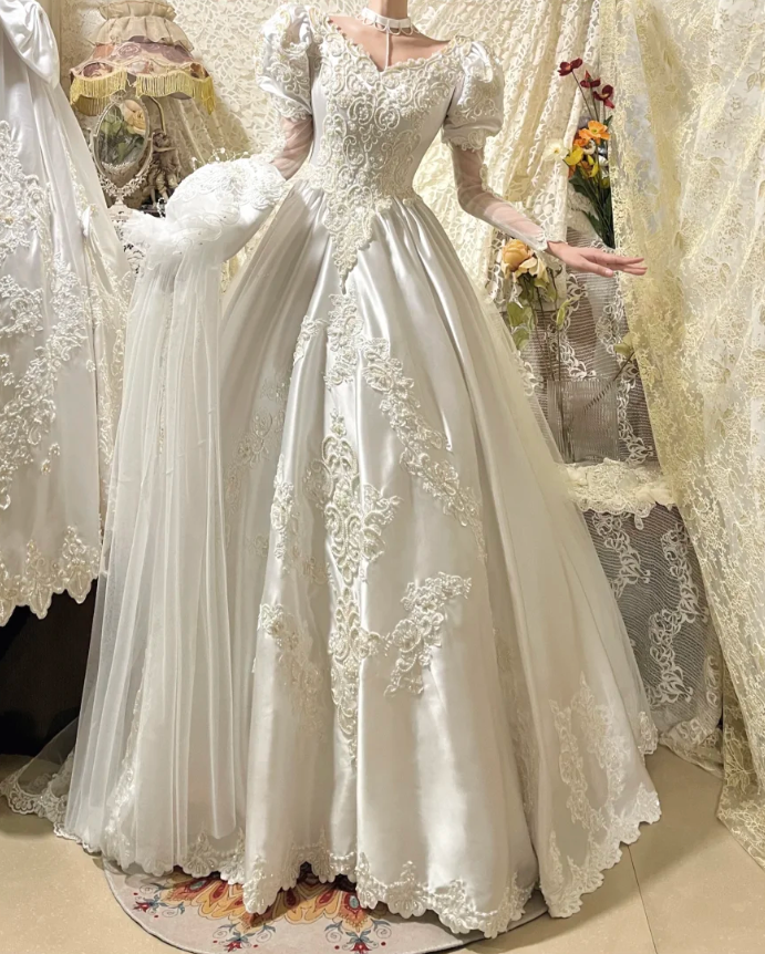 Gorgeous V Neck Satin Lace Appliques Beaded White Formal Ball Gown Long Wedding Dress Bridal Gowns