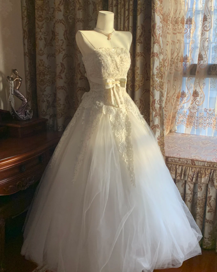 Pretty Strapless Tulle Appliques Beaded Long Wedding Dress D1720
