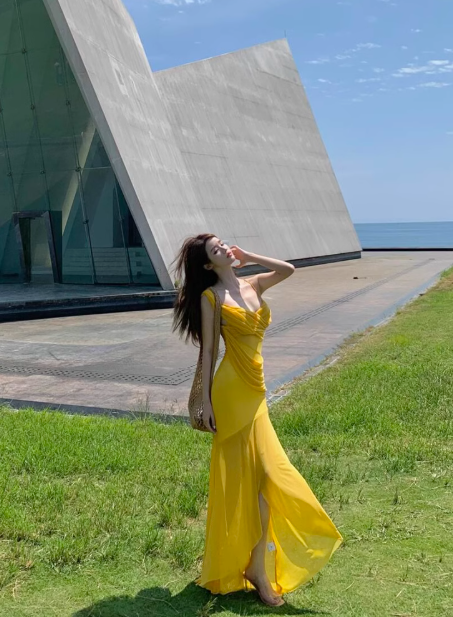 Beach vacation photo beach dress yellow V-neck mesh pleated irregular suspender dress R0210