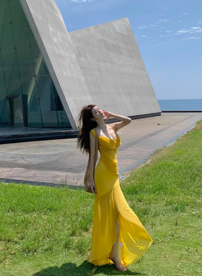 Beach vacation photo beach dress yellow V-neck mesh pleated irregular suspender dress R0210