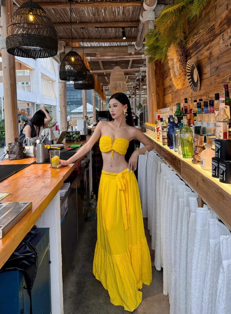 Sexy hottie on vacation at the seaside wears a full set of dopamine waist-baring two-piece suit R0234