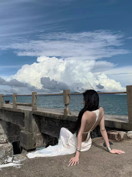 Sexy backless French style pure desire halter neck suspender dress white skirt at the seaside R0236