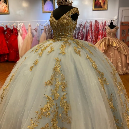 Sky Blue Sexy V Neck Ball Gown Luxury Beaded Gold Applique Quinceanera Dresses Sleeveless Tull Princess Sweet 16 15 Vestidos De
