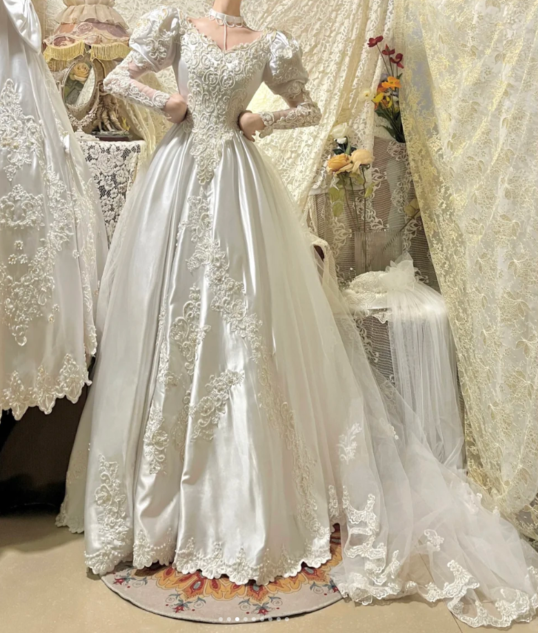 Gorgeous V Neck Satin Lace Appliques Beaded White Formal Ball Gown Long Wedding Dress Bridal Gowns