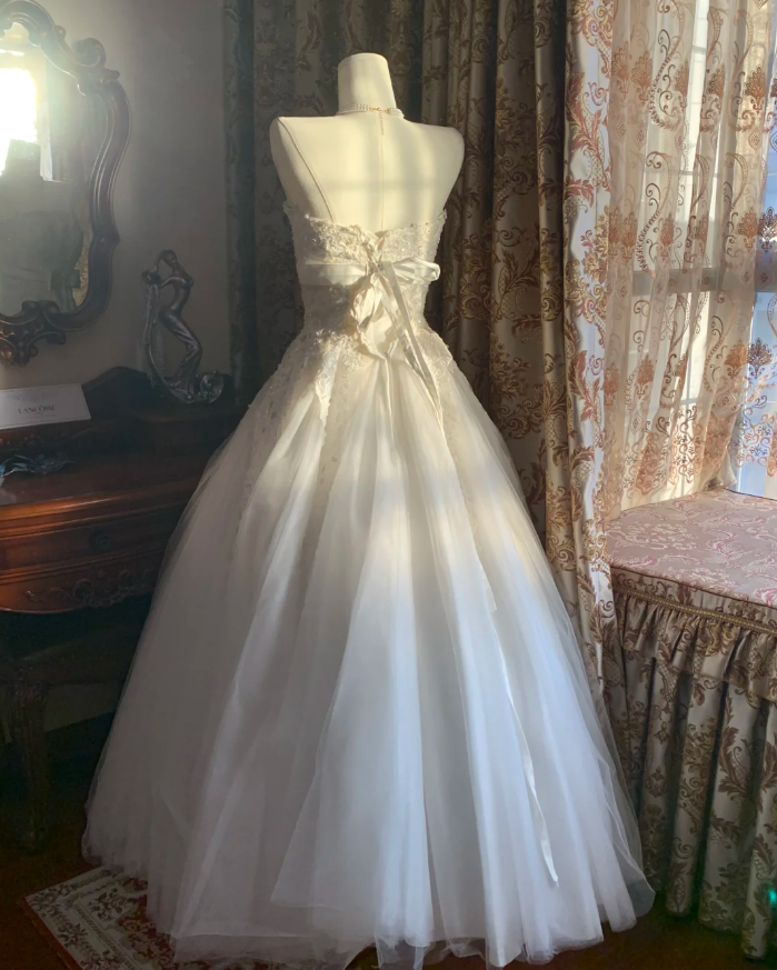 Pretty Strapless Tulle Appliques Beaded Long Wedding Dress D1720