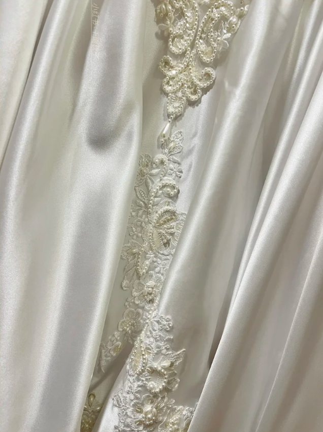 Gorgeous V Neck Satin Lace Appliques Beaded White Formal Ball Gown Long Wedding Dress Bridal Gowns