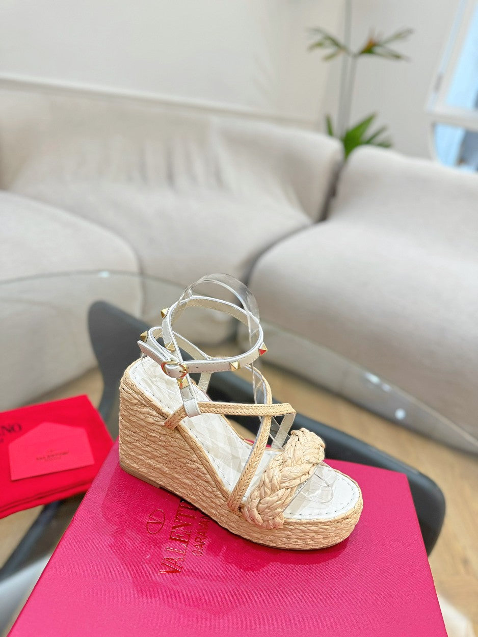 GARAVANI ROCKSTUD WEDGE SANDALS IN WHITE CALFSKIN AND BEIGE RAFFIA