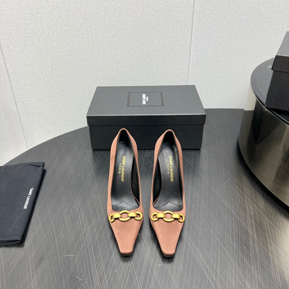 HIGH PUMPS IN TOFFEE BROWN SILK ATTACHED GOLD CHAIN