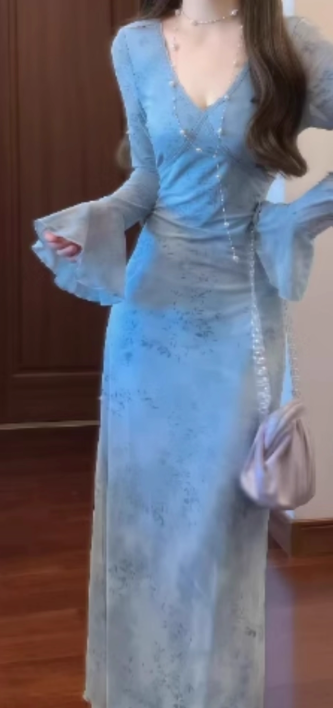 Beautiful holiday style skirt, beautiful, unique, gentle and elegant blue v-neck long-sleeved dress R0477