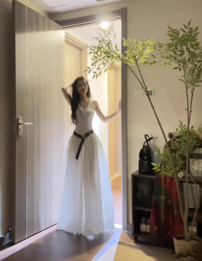 Hot girl wears white sleeveless halter dress with elegant and high-end waist A-line puffy long skirt R0418