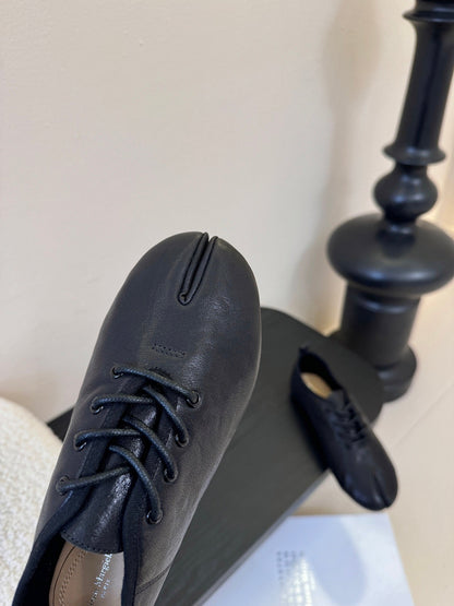 Maison Margiela 2025 Split-Toe Lace-up Shoes Black Cowhide 580420