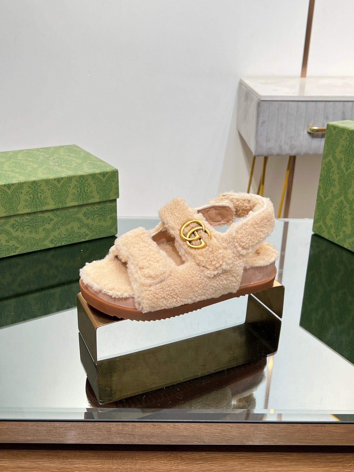 DAD SANDALS IN TAN BEIGE FLEECE