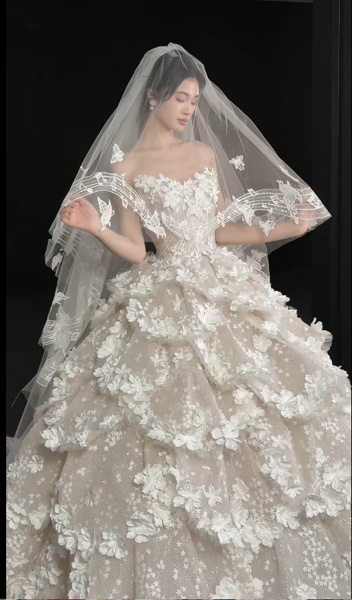 Chic A-Line Long Wedding Dress Tulle Strapless White Bridal Gown Appliques Sleeveless Bridal Dresses
