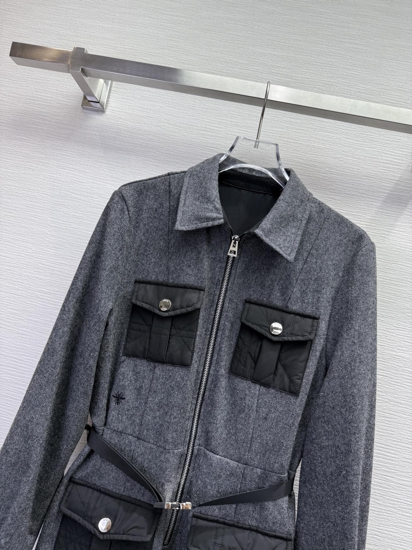 CD 25SS Lapel Middle Zipper Guilted Four Pockets Contrast Color Dress Gray Wool 304163