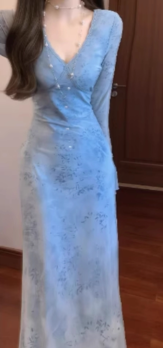 Beautiful holiday style skirt, beautiful, unique, gentle and elegant blue v-neck long-sleeved dress R0477