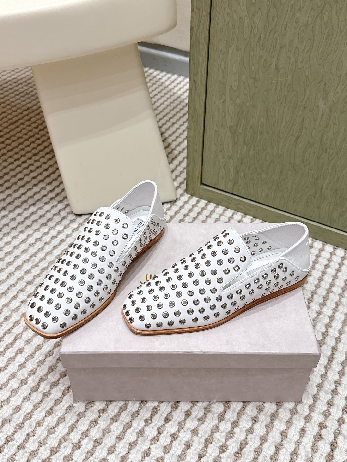 Jimmy Choo Eliot flat Slippers Metallic Eyelets White Calfskin 568493