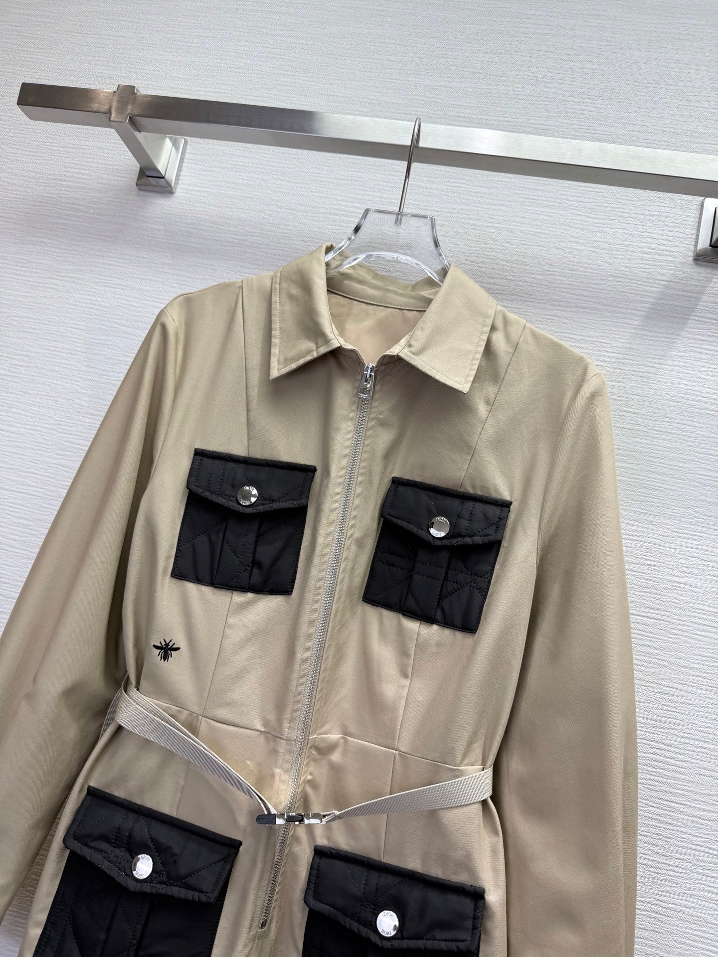 CD 25SS Lapel Middle Zipper Guilted Four Pockets Contrast Color Dress Beige Wool 304161