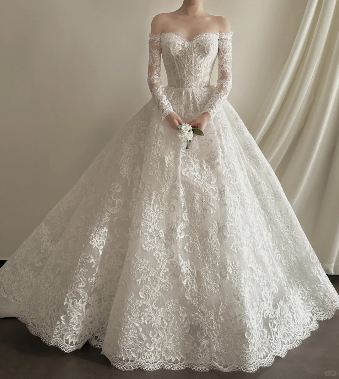 Elegant White Off-Shoulder Lace Mesh Ball Gown Wedding Dresses