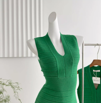 V-neck sleeveless knitted dress, elegant and slim, hip-hugging, high-end vest dress R0284