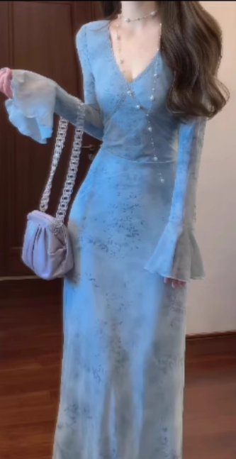 Beautiful holiday style skirt, beautiful, unique, gentle and elegant blue v-neck long-sleeved dress R0477
