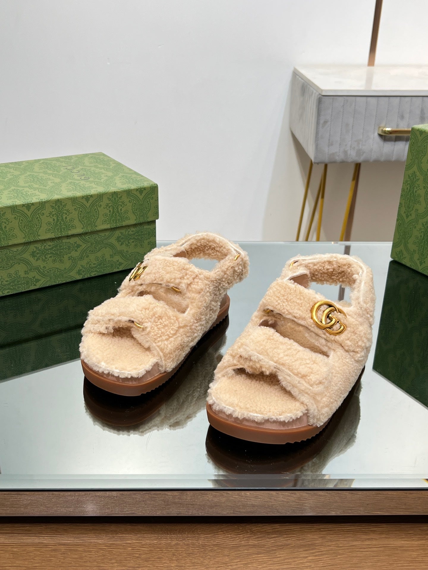 DAD SANDALS IN TAN BEIGE FLEECE