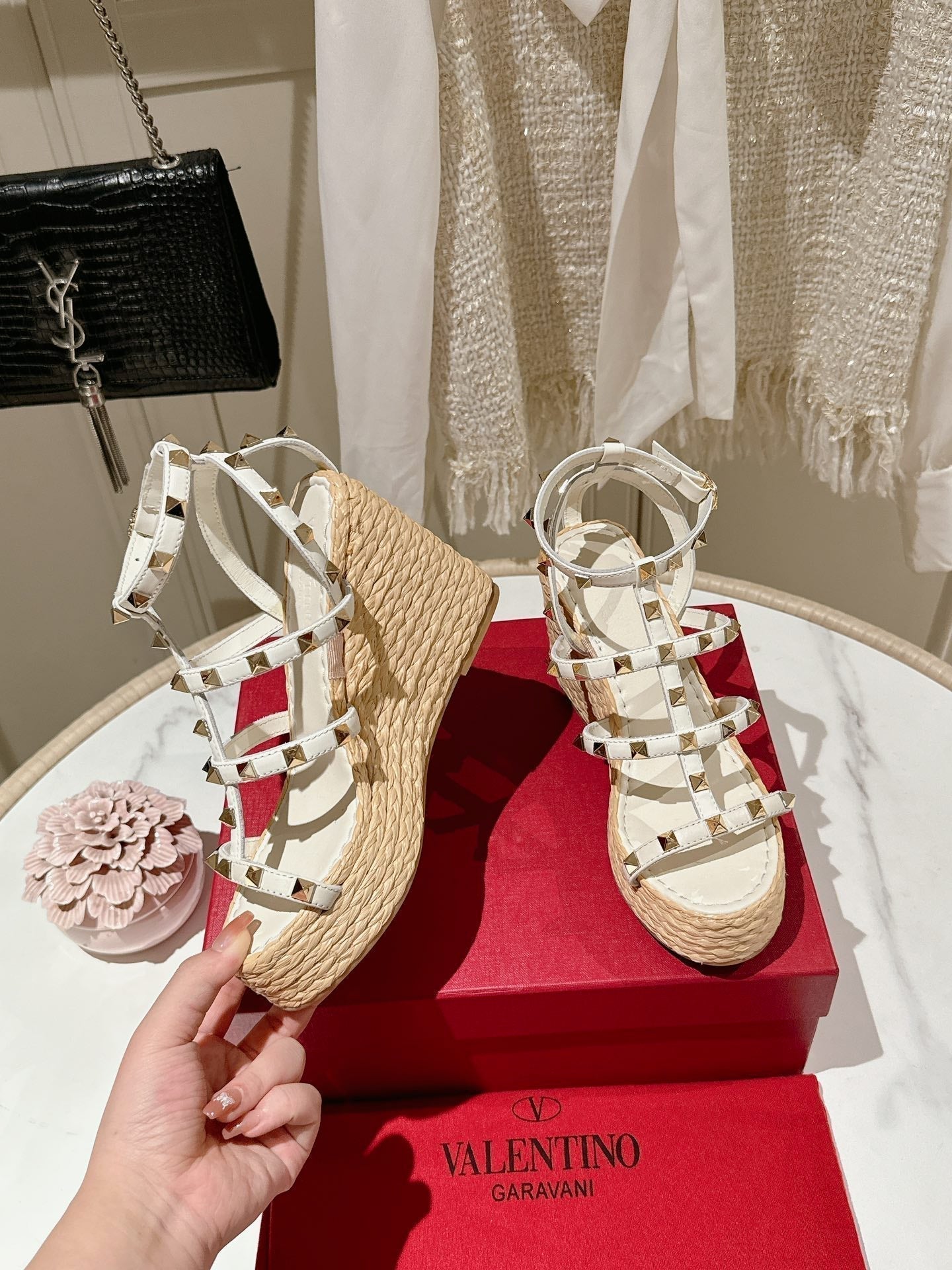 Rockstud Ankle Strap Wedge Sandal In White Calfskin Leather And Beige Raffia 100mm 829388