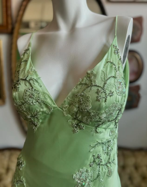 Green V-Neck Exquisite Embroidery Long Satin Ball Gowns Prom Dresses