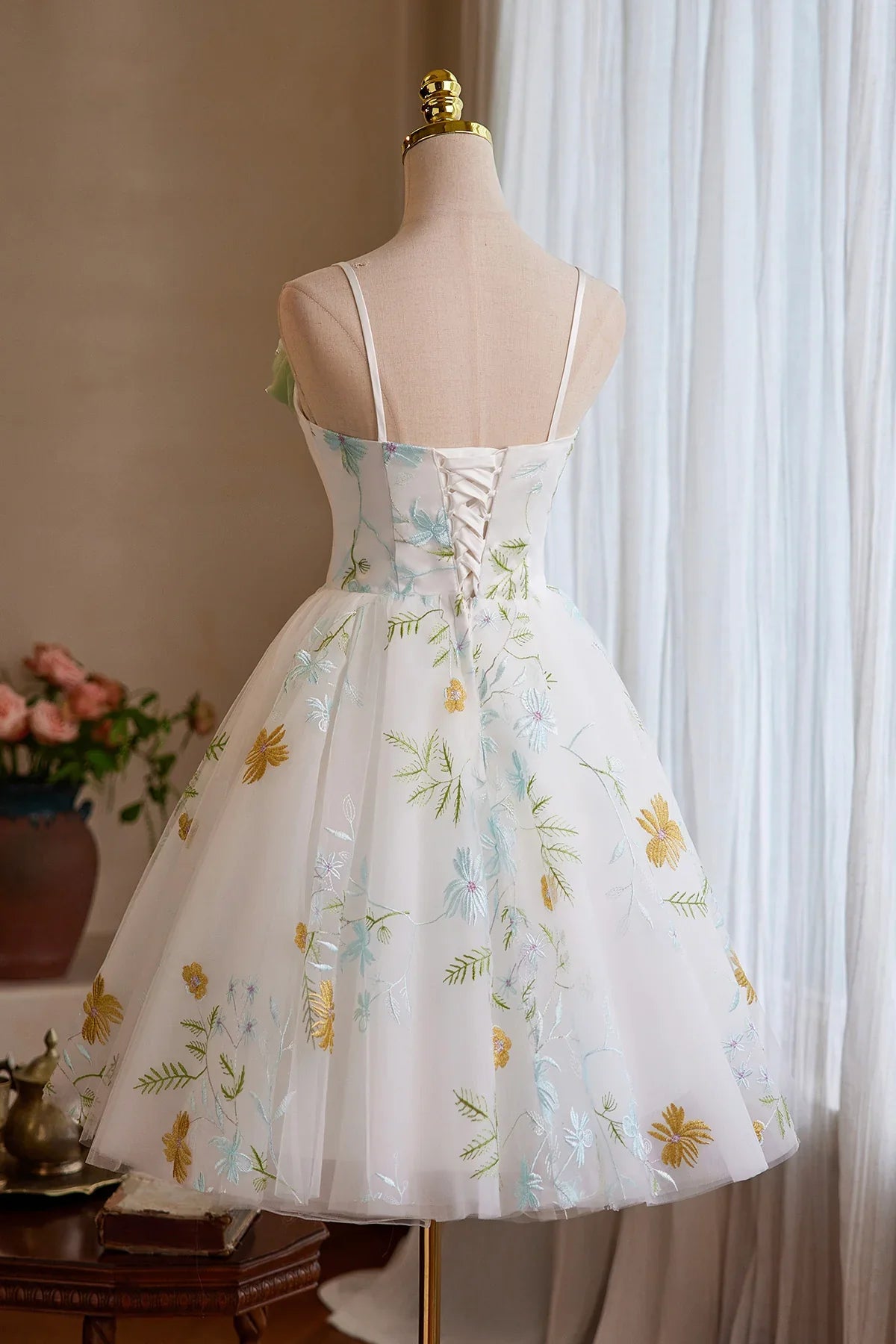 Chic Homecoming Dress Spaghetti Straps Floral Tulle Lace Embroidery  Short Prom Dress Back to School Outfits Party Dress  D6024