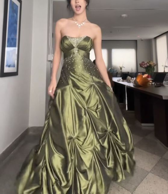 Retro Ball Gowns Strapless Green Ruffles Satin Long Prom Dress