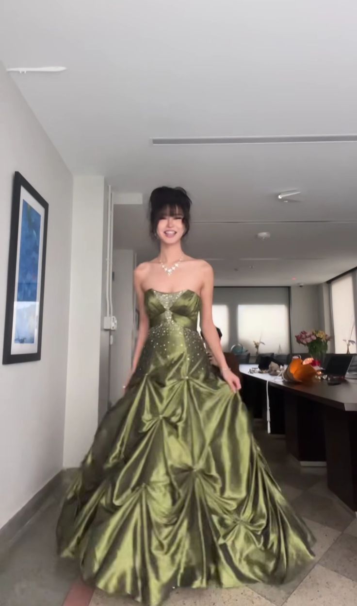Retro Ball Gowns Strapless Green Ruffles Satin Long Prom Dress