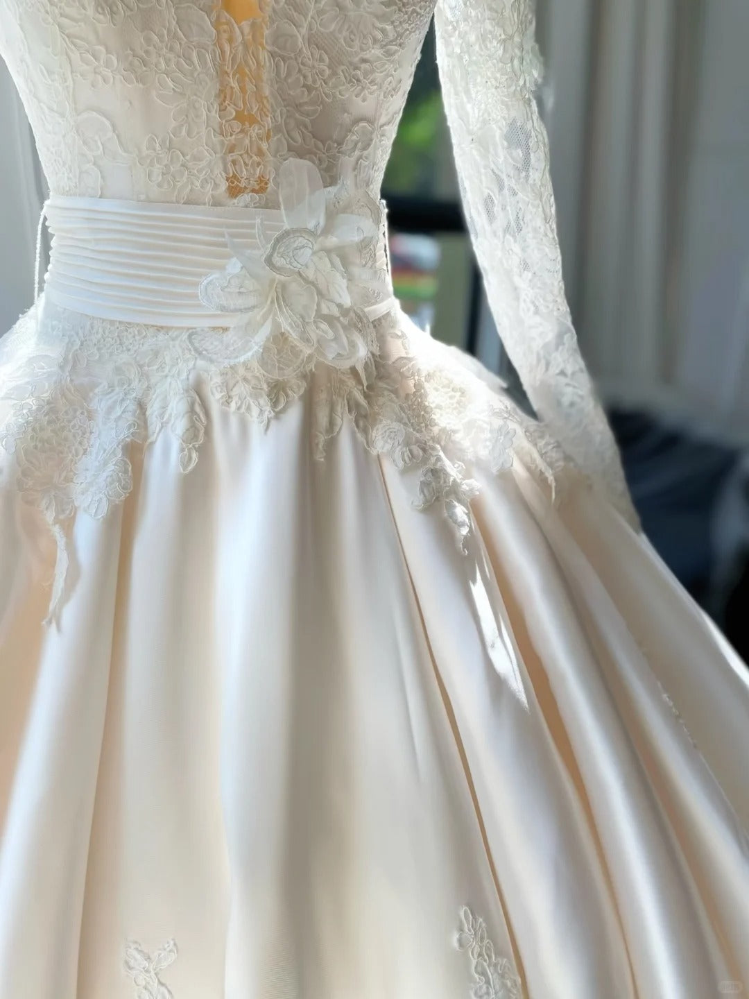 Vintage Palace Ivory Long Sleeve Lace V-Neck Satin Floor-Length Ball Gown Wedding Dresses